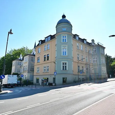 Beige And Red 3city In With Outdoor Parking By Renters Apartment *