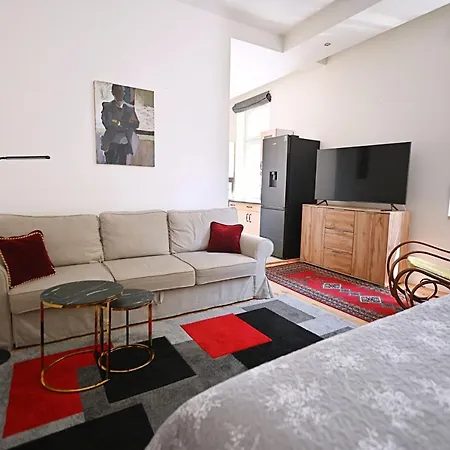 아파트 Beige And Red 3city In By Renters *