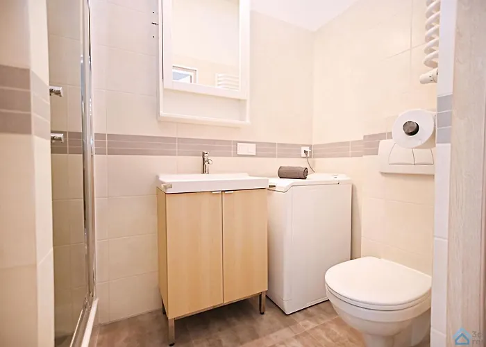 Beige And Red 3city In With Outdoor Parking By Renters *