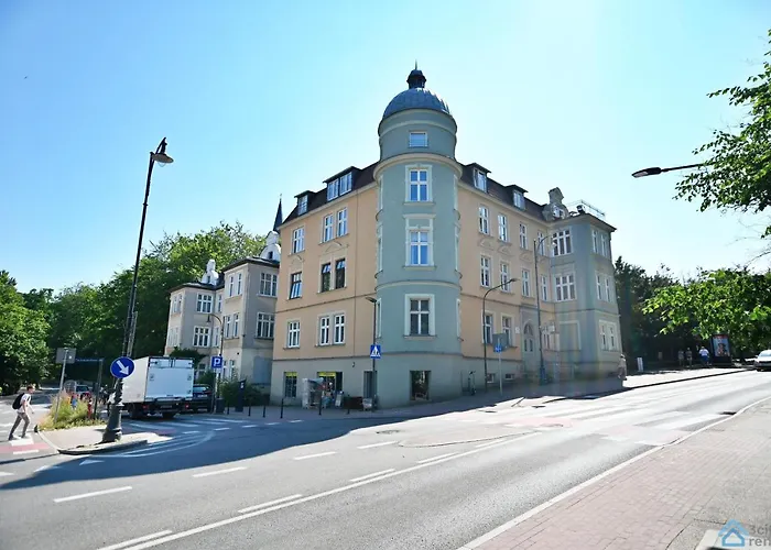 Beige And Red 3city In With Outdoor Parking By Renters Apartment *