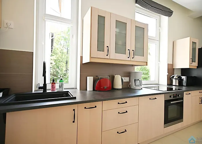 Beige And Red 3city In With Outdoor Parking By Renters